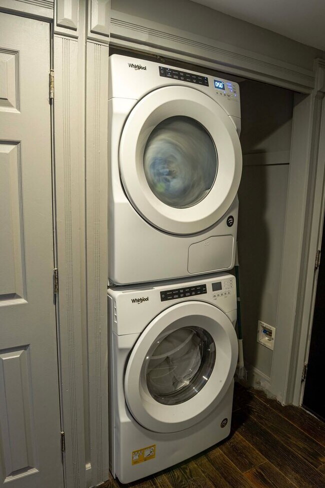 Building Photo - 204 N Walnut St