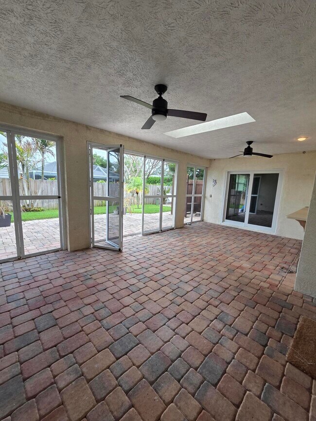 Building Photo - 5501 SE Nassau Terrace