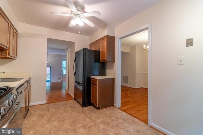 Building Photo - 4796 Gainsborough Dr