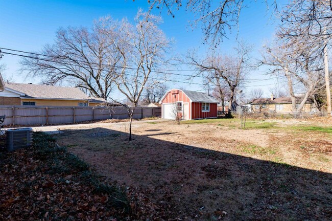 Building Photo - 7720 E Clay St