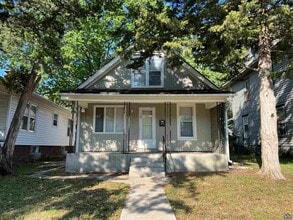 Building Photo - **Available Immediately** 4 bedroom / 1 bath home located near Washburn University