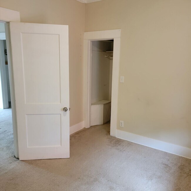 Building Photo - Charming 2-Bedroom House Near Downtown Oak Harbor