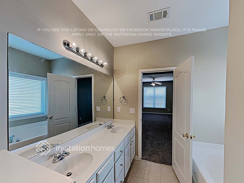 Building Photo - 5020 Fieldstone View Cir