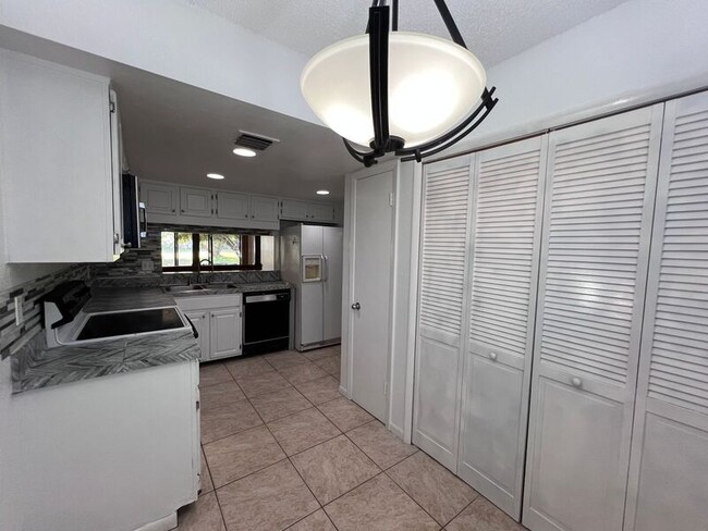 Building Photo - 5409 Pine Creek Dr