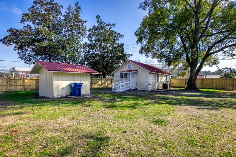 Primary Photo - 541 New Berlin Rd