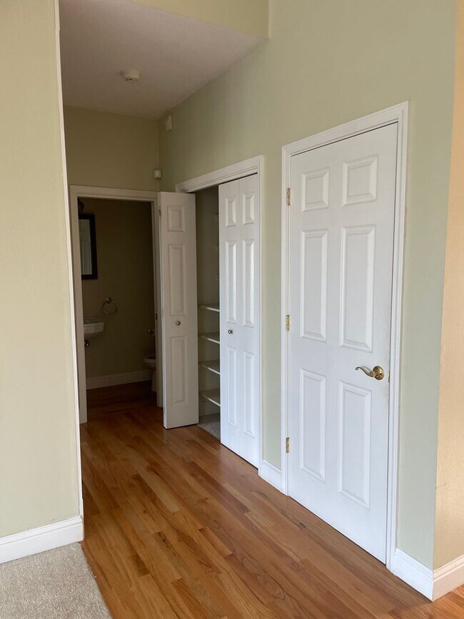 Building Photo - Luxury Living in The Knolls