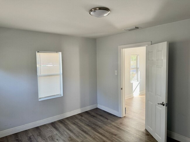 Building Photo - Fully Remodeled 2/1 in the heart of Tampa