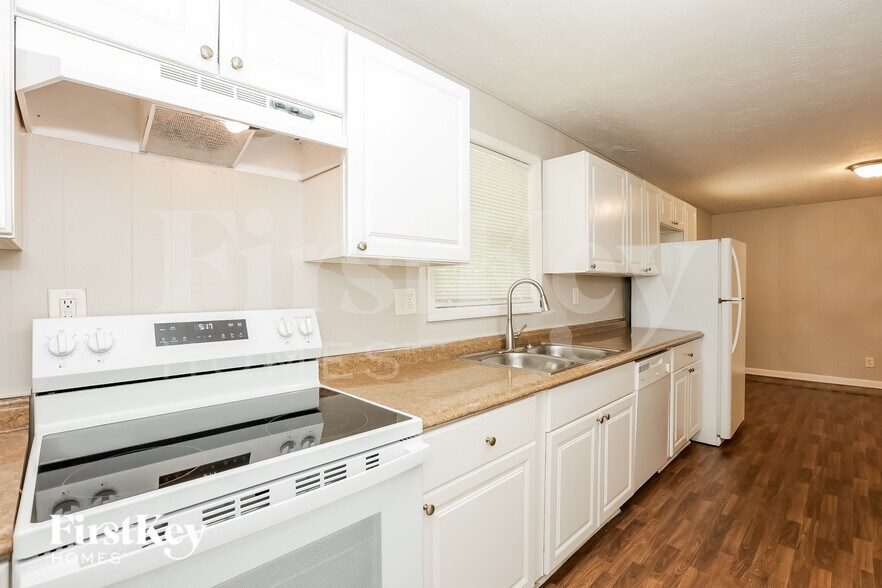 Building Photo - 4971 Oakdale Dr
