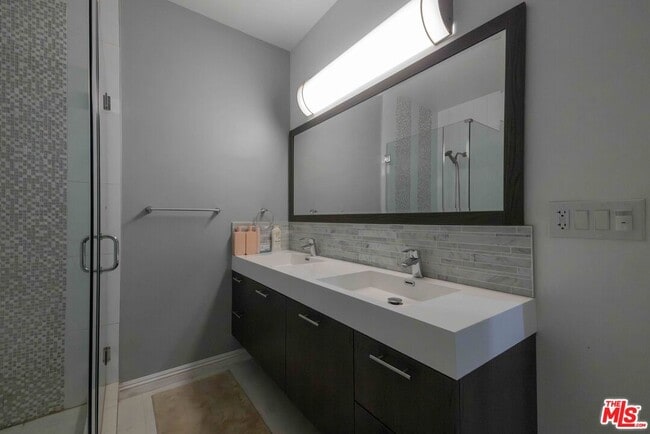 Building Photo - 1121 S Wilton Pl