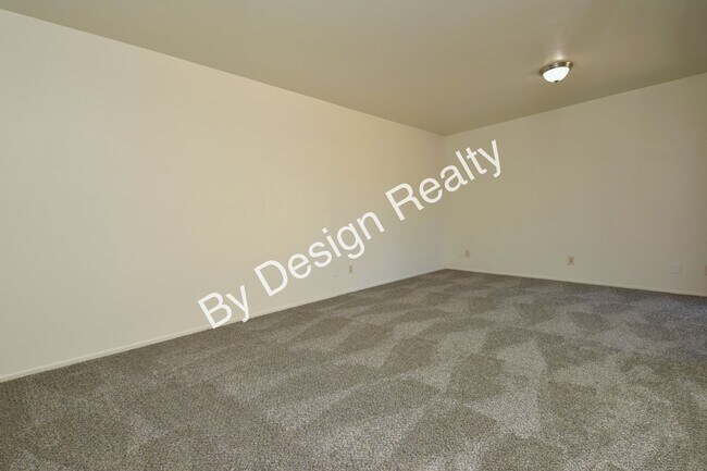 Building Photo - Spacious 3 Bed 2 Bath Eastside Home w/Huge Yard & Fireplace