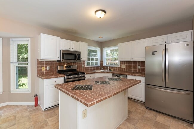 Building Photo - Three Bedroom Home!