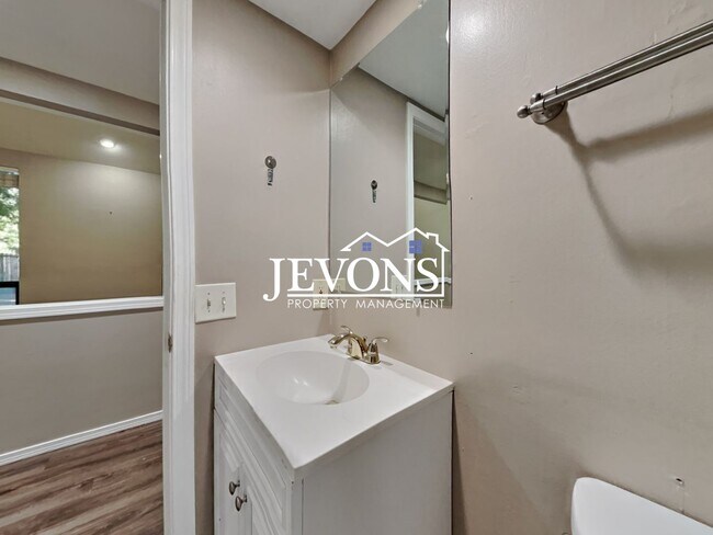 Building Photo - Charming 3-bedroom single-family home with...