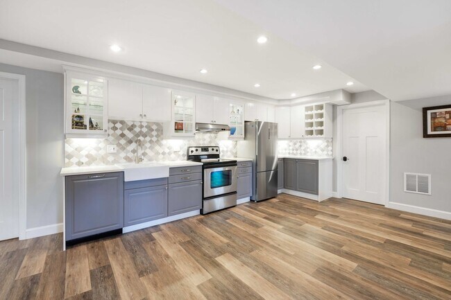 Building Photo - 5128 Linnean Terrace NW