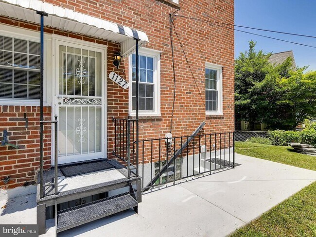 Building Photo - 1127 Granville Rd