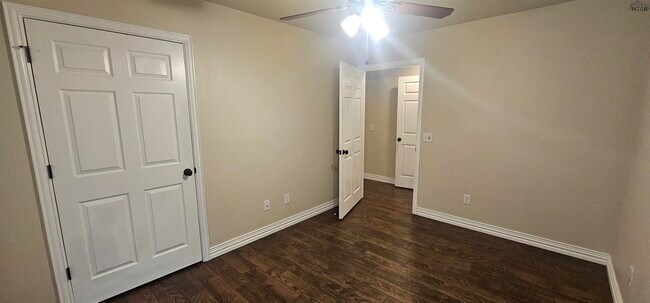 Building Photo - 2947 Cunningham Dr