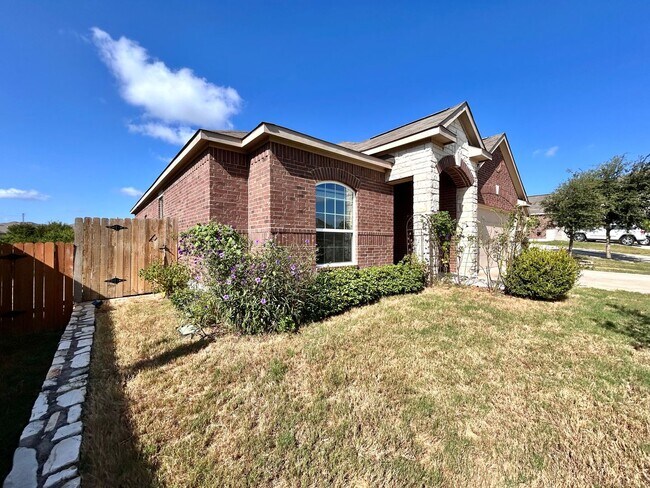 Building Photo - Beautiful 3-Bedroom, 2-Bath Home with Comm...