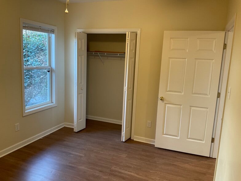 Third bedroom next to bathroom - 10 Hillsboro Dr