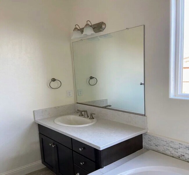 Building Photo - Beautiful Home for rent in Visalia, Ca