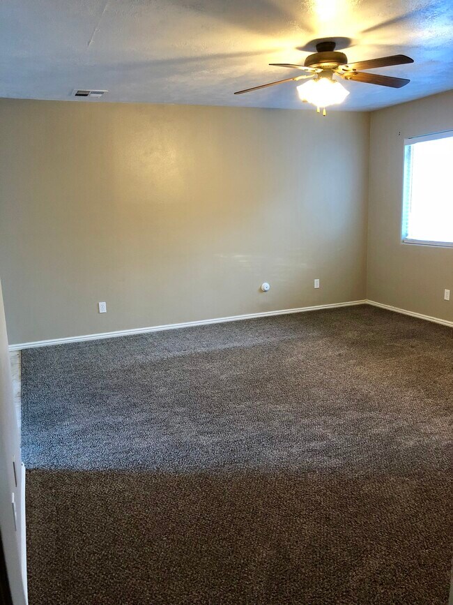 Building Photo - 441 Sunland Dr