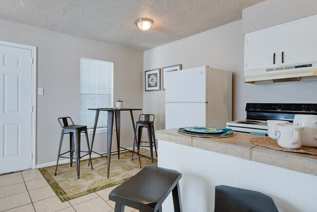 Building Photo - Move in Special - South Side 1 Bedroom