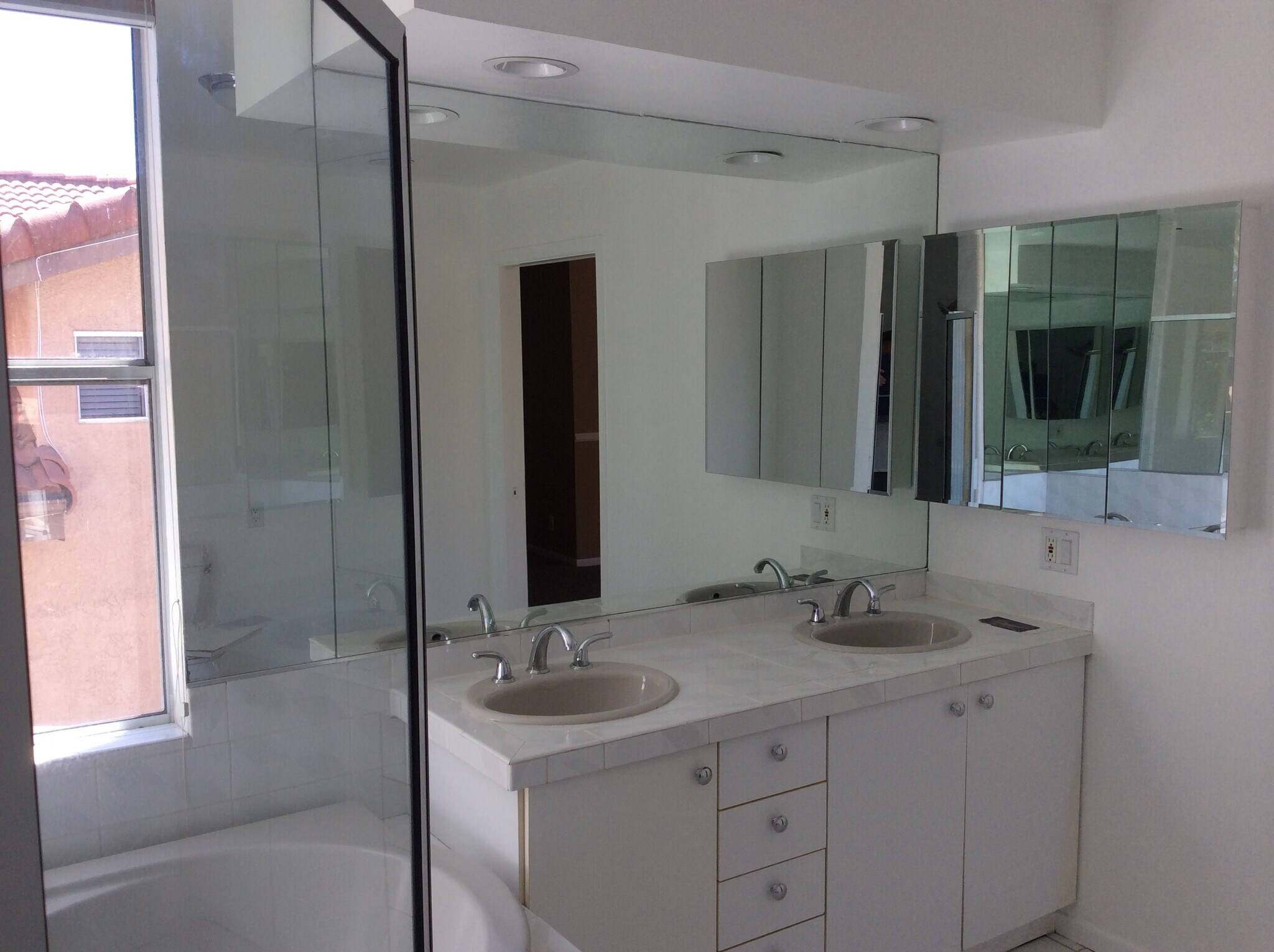 Master bathroom - 19251 Oxnard St