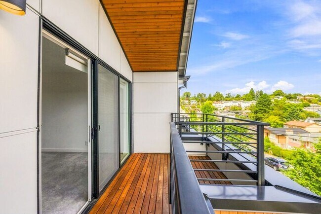 Building Photo - ULTRA-MODERN Air Conditioned Townhome in Beacon Hill (1st Month Free)