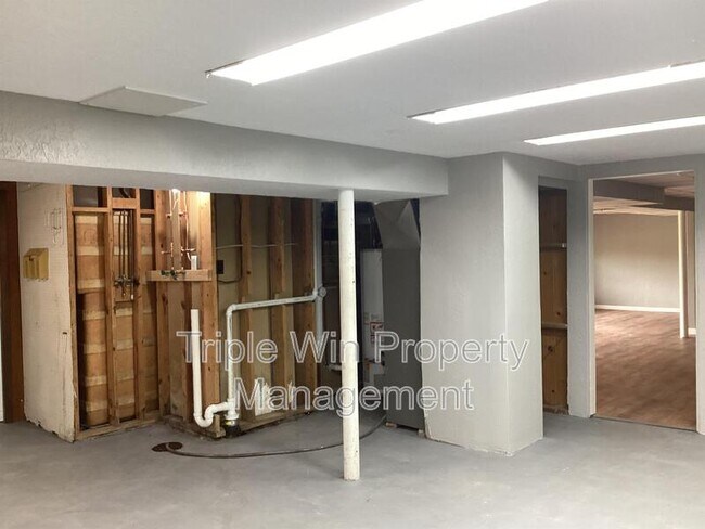 Building Photo - 563 Apex Dr