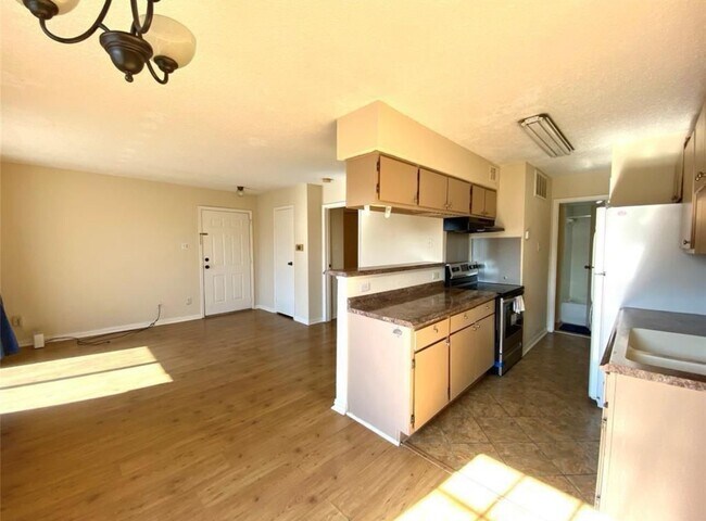 Building Photo - 2750 Holly Hall St