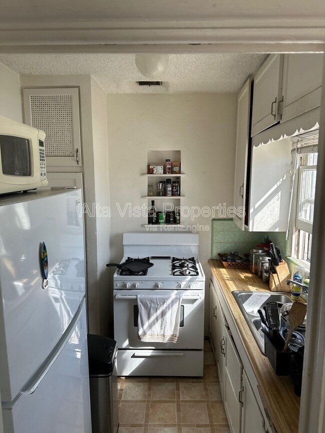 Building Photo - 4859 Santa Cruz Ave