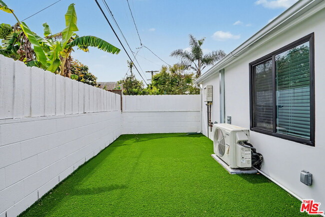 Building Photo - 7832 Croydon Ave