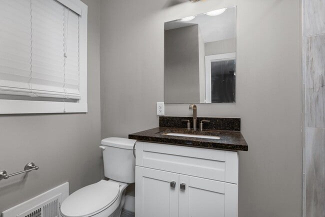 Building Photo - 1699 Flintwood Dr SE