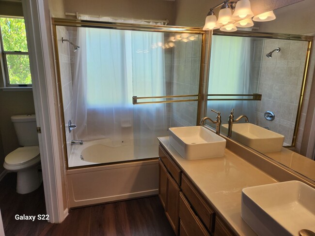 Building Photo - Beautiful 4 bedroom, 3 bathroom home locat...