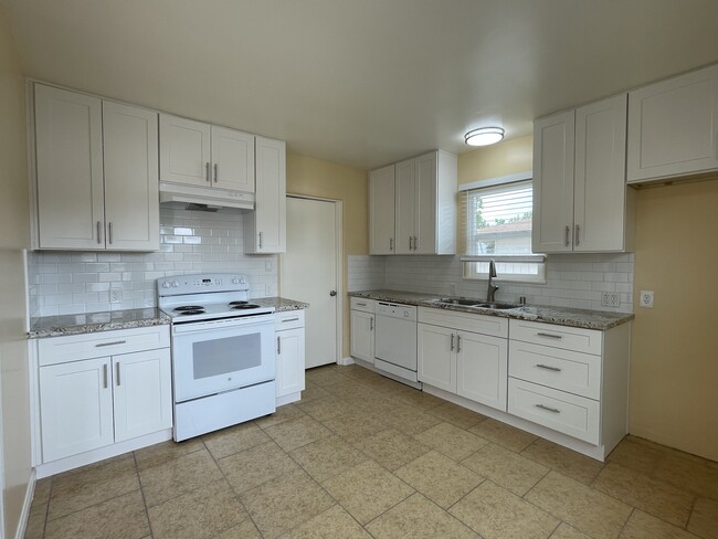 Newly renovated kitchen - 1745 S Maple St