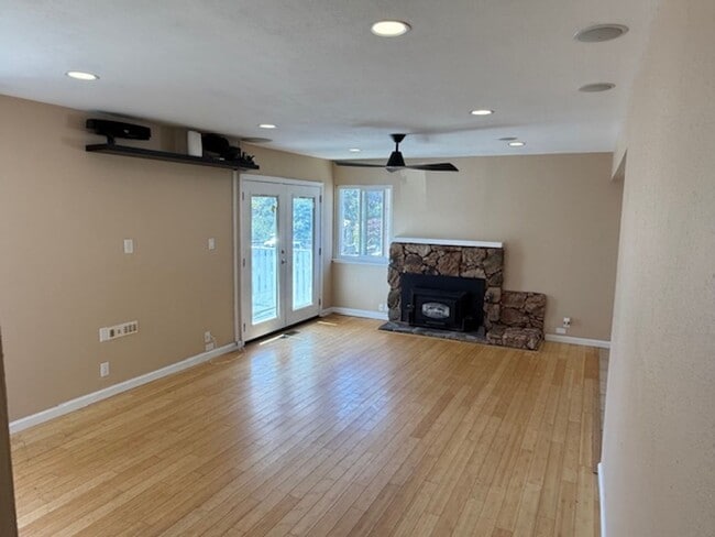 Building Photo - Spacious 3-bedroom home in Quiet El Sobran...