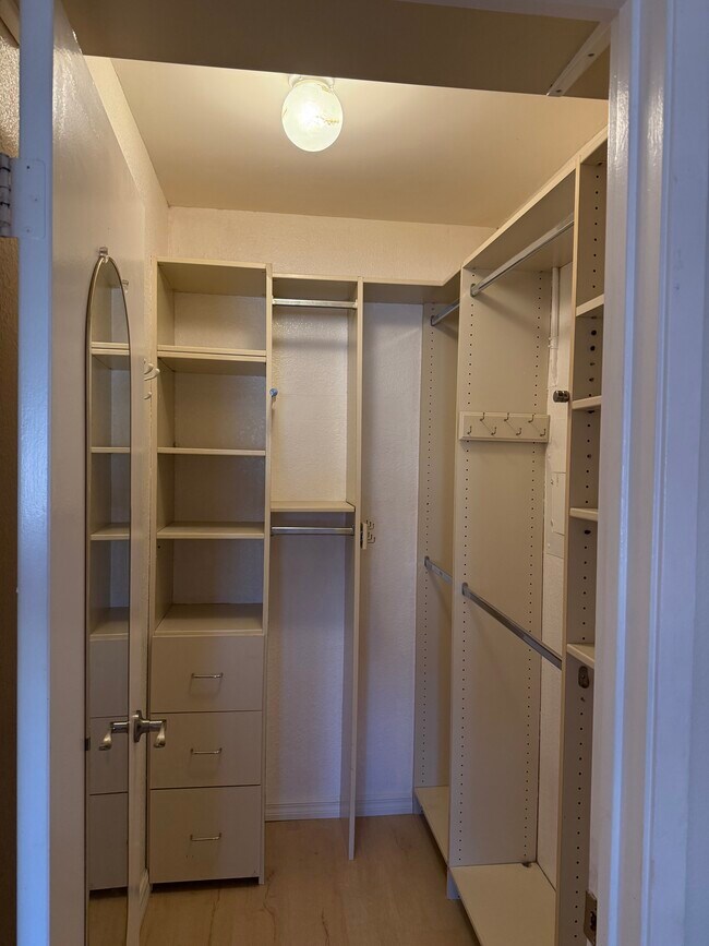Building Photo - 3142 Midway Dr