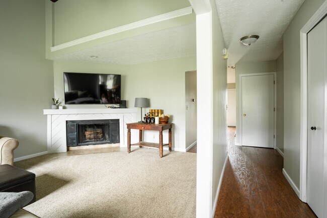 Building Photo - 67 Groton Dr