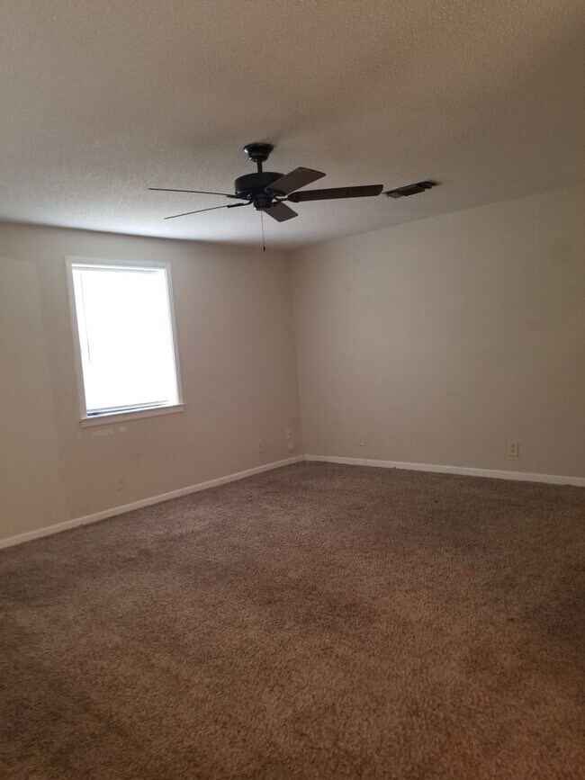 Building Photo - Great 3 bedroom 2 bath home for rent.