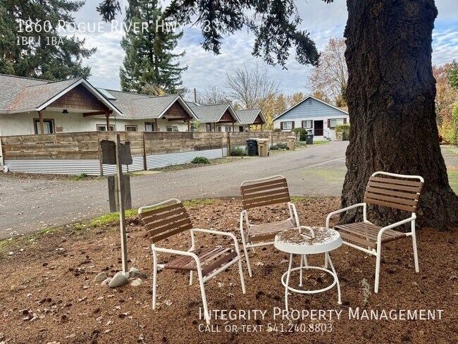 Building Photo - 1860 Rogue River Hwy