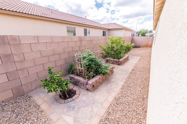 Building Photo - Gorgeous 4 Bedroom 2 Bathroom Home! Centra...