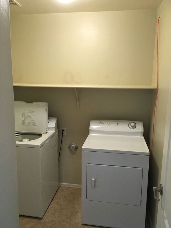 Building Photo - Sun-Drenched 3BR Tucson Residence with Expansive Backyard & Covered Patio