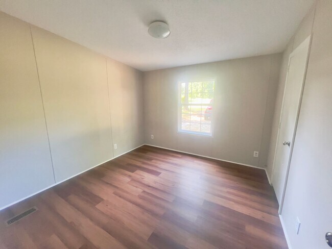 Building Photo - Four bedroom, 2 bath Modular home in Siler...