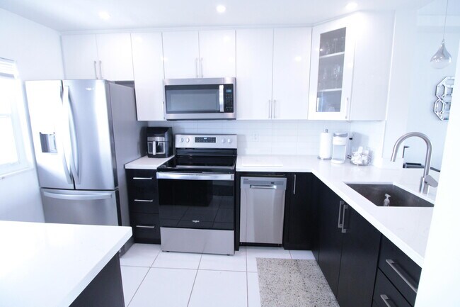 Building Photo - 470 Paradise Isle Blvd