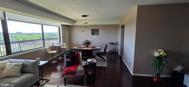 Building Photo - 3709 S George Mason Dr