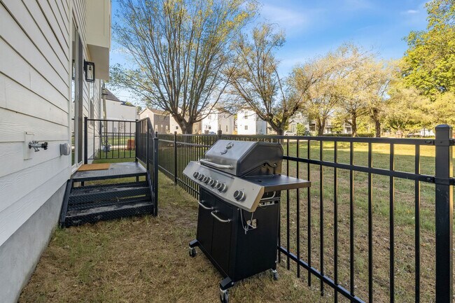 Building Photo - 1337 Van Buren Ave