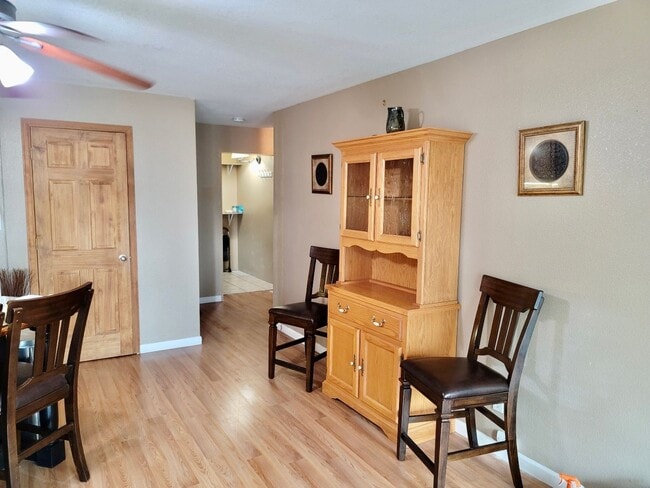 Building Photo - Perfect for a traveling nurse or other professional!  High end fully furnished 1bdrm, 1.5 bath un...