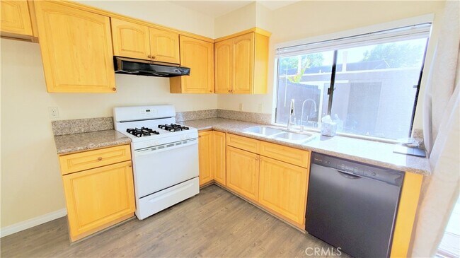 Building Photo - 719 Briarwood Ln
