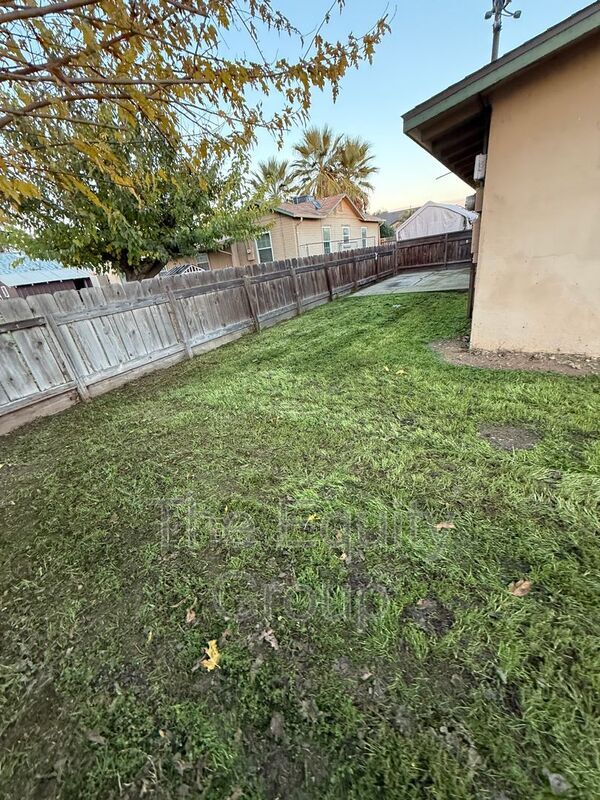 Building Photo - 399 S Valencia Blvd