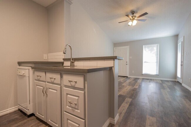Building Photo - 3900 Woodchase Dr