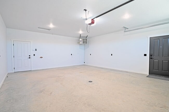 Building Photo - 1495 Oxbow Dr