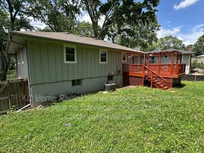 Building Photo - 424 NE Lakeview Dr